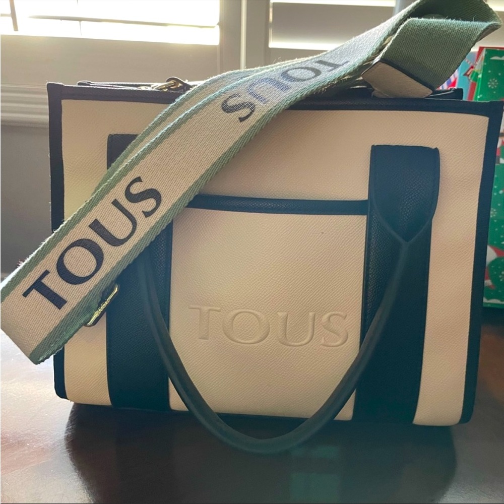 I AM LOOKING FOR THIS HANDBAG. Please comment